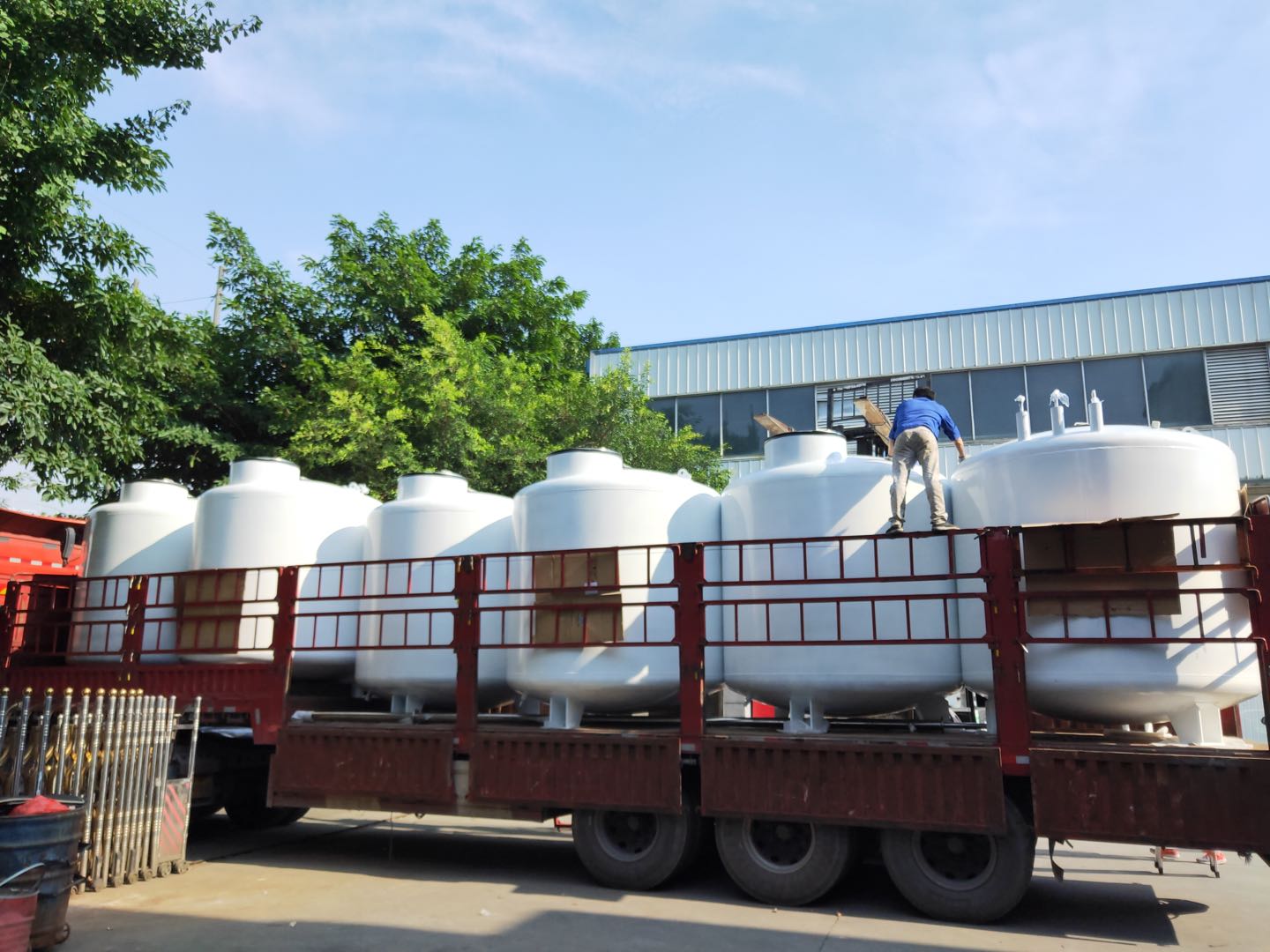 液氮罐運(yùn)輸 液氮罐運(yùn)輸